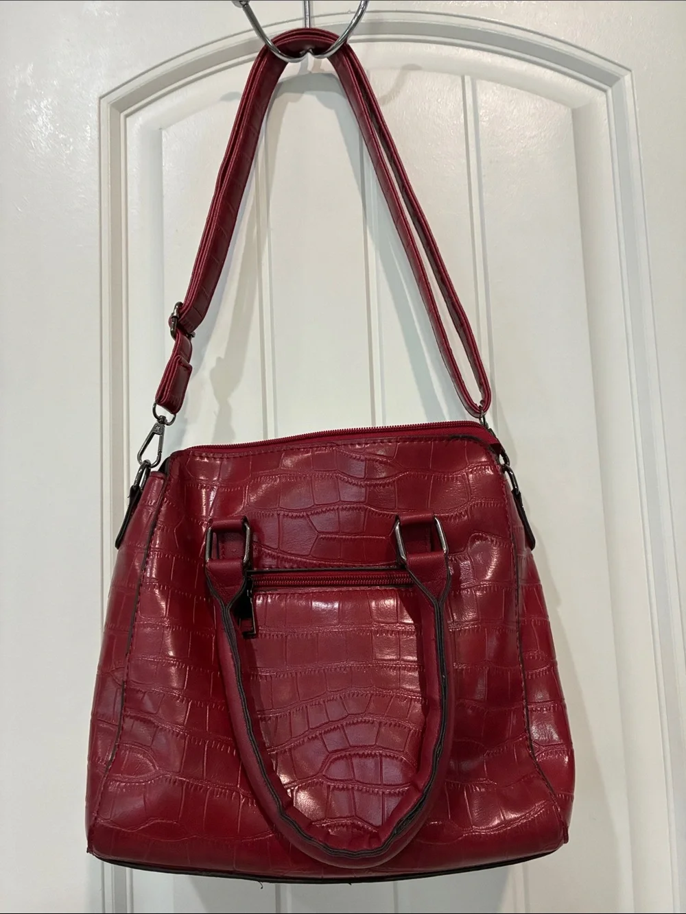 Red Croc-Embossed Women’s Shoulder Bag Two Font Zippers are not for storage